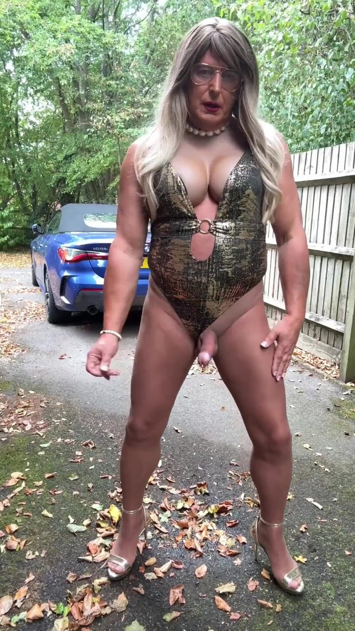 Kellycd2022: Sexy transvestã¤t kellycd2022 im golden Badeanzug und Hacken, die Blätter...