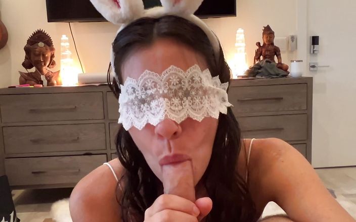Big Bunny: かわいい小さなウサギの女の子が私のチンポをしゃぶって、犯されたい