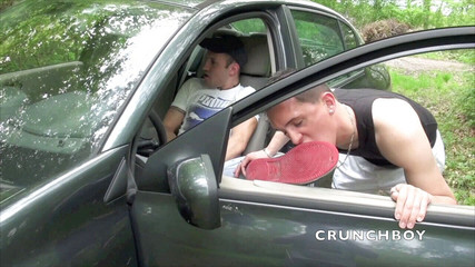 Sneaker gay: 运动鞋屈服在车里的exhib