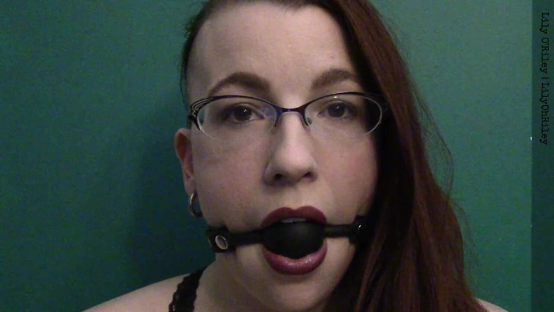 Lily O'Riley: Ballgag mirando