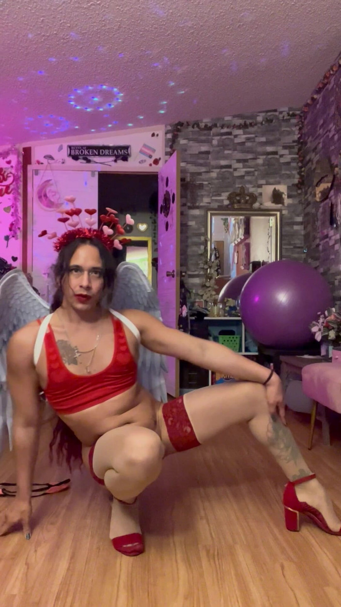 TSJade95: Sevgililer Günü dansı striptiz