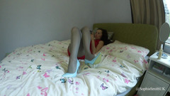 SophiaSmithUK: 的黑发穿着灰色不透明的连裤袜放松