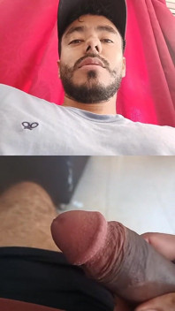 Rejoignez-moi pour une séance d’entraînement et nous allons nous masturber dans la salle de bain