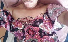 Cô ở nhà để chờ đợi cha dượng của mình, tuy nhiên, cô cảm thấy thích làm tình và cuối cùng tránh mình.