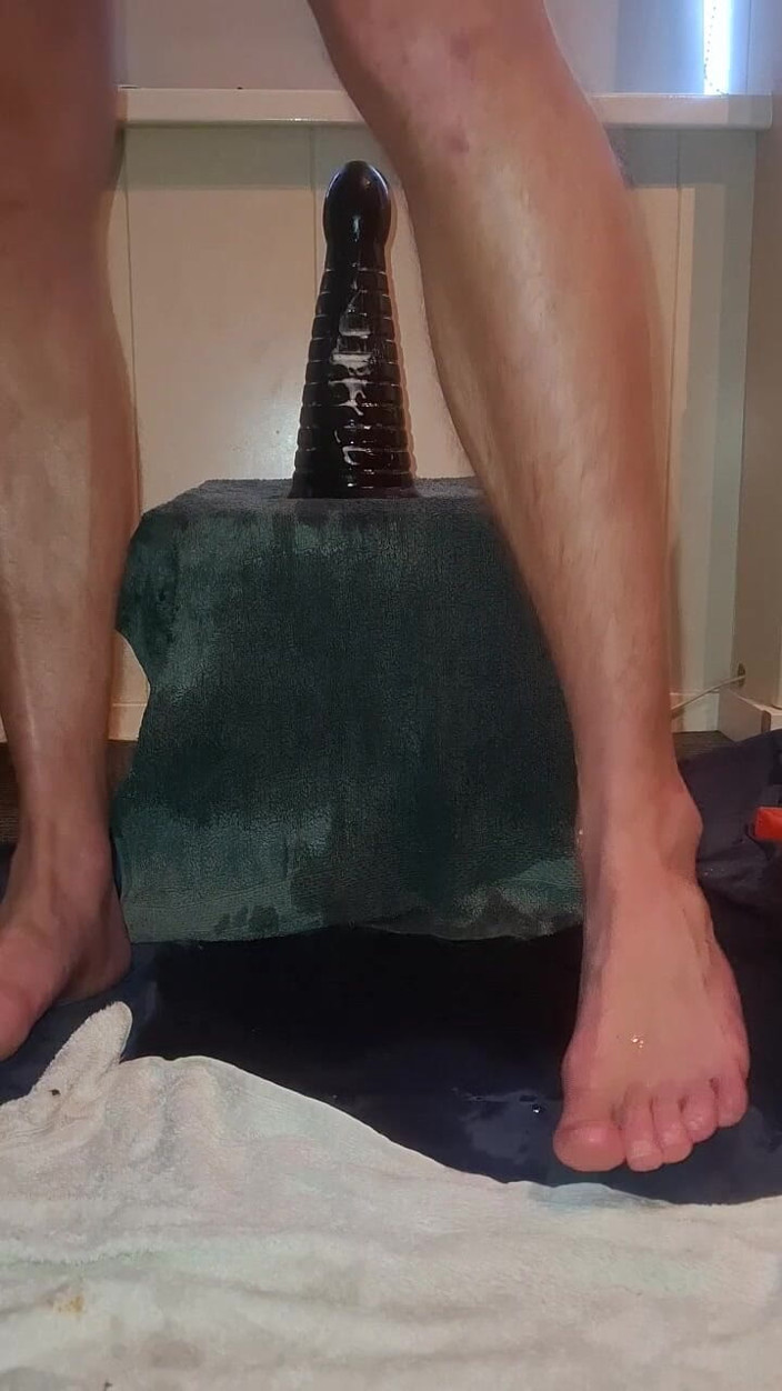 NoFace Twink X: Twink gay en solo - Piramid chevauche un gode