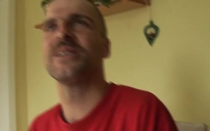 Deutscher hardcore: Ruda niemiecka dziwka w pończochach jeździ wielki kutas