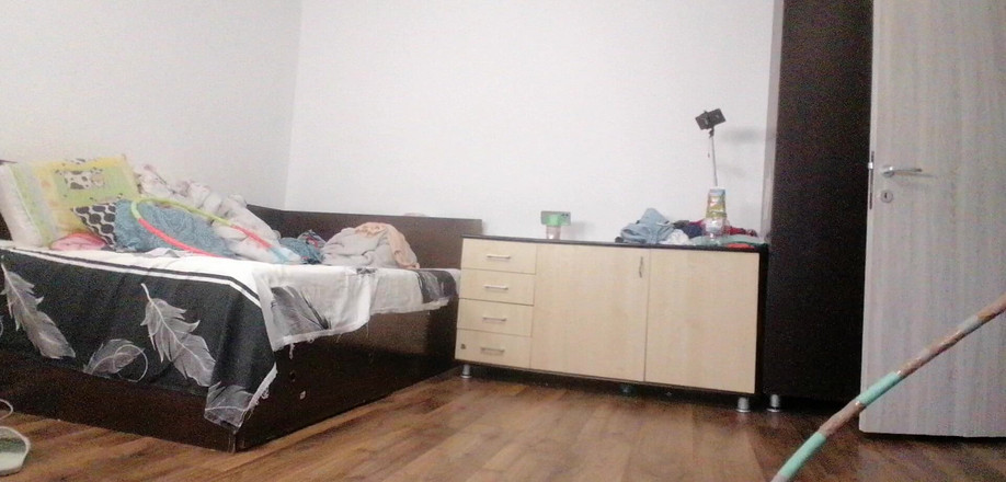 Amateur_MS: 性感的妻子在家里裸体锻炼。业余妻子用手指在她的阴户中自慰