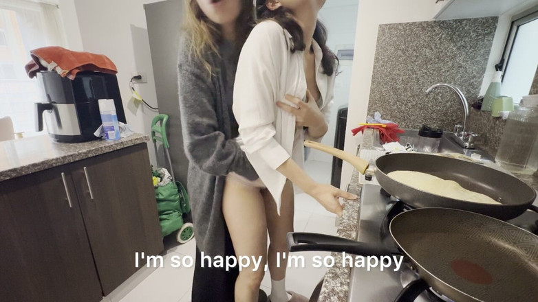 scarlettandc: 当我丈夫准备早餐时，我丈夫在卧室与丈夫的继妹在厨房发生女同性关系