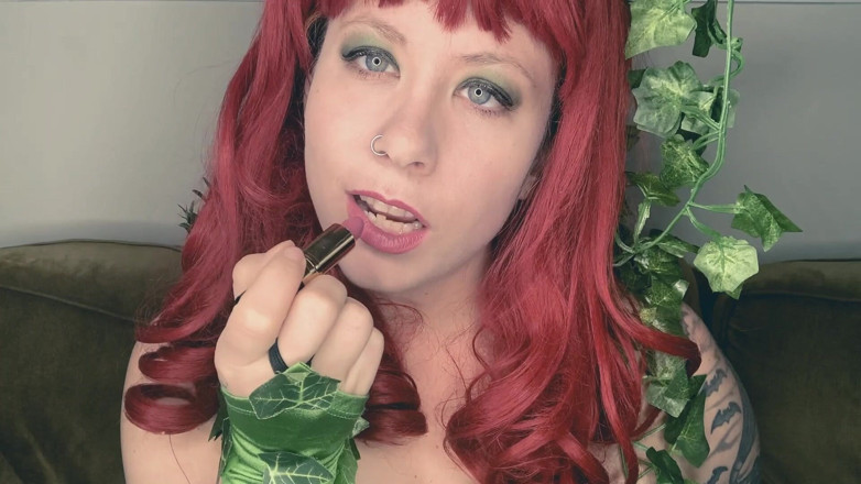 Deanna deadly: Ivys tease and poison kiss for POV superhero