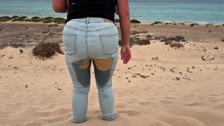 Emma Voyeur: Stuck in the Sand - I Wet My Jeans While Trapped