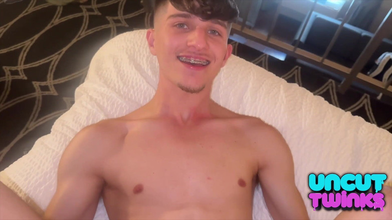 UncutTwinks: 所有美国壮男乱搞未割包皮的twwink无鞍性爱硬核同性恋肛交