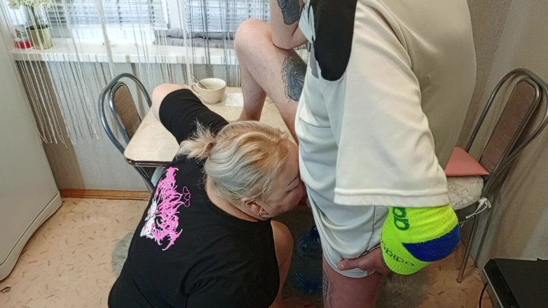 Zona901: Удень я трахаю свого сусіда в рот на кухні і кінчаю