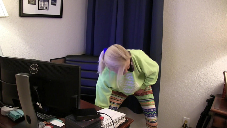 Ms Paris and Friends: Pengembaraan pepek kencing dekat