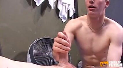 Gay Diaries: Чувака з тугою дупою трахає хлопець у різних позах після того, як зловив його
