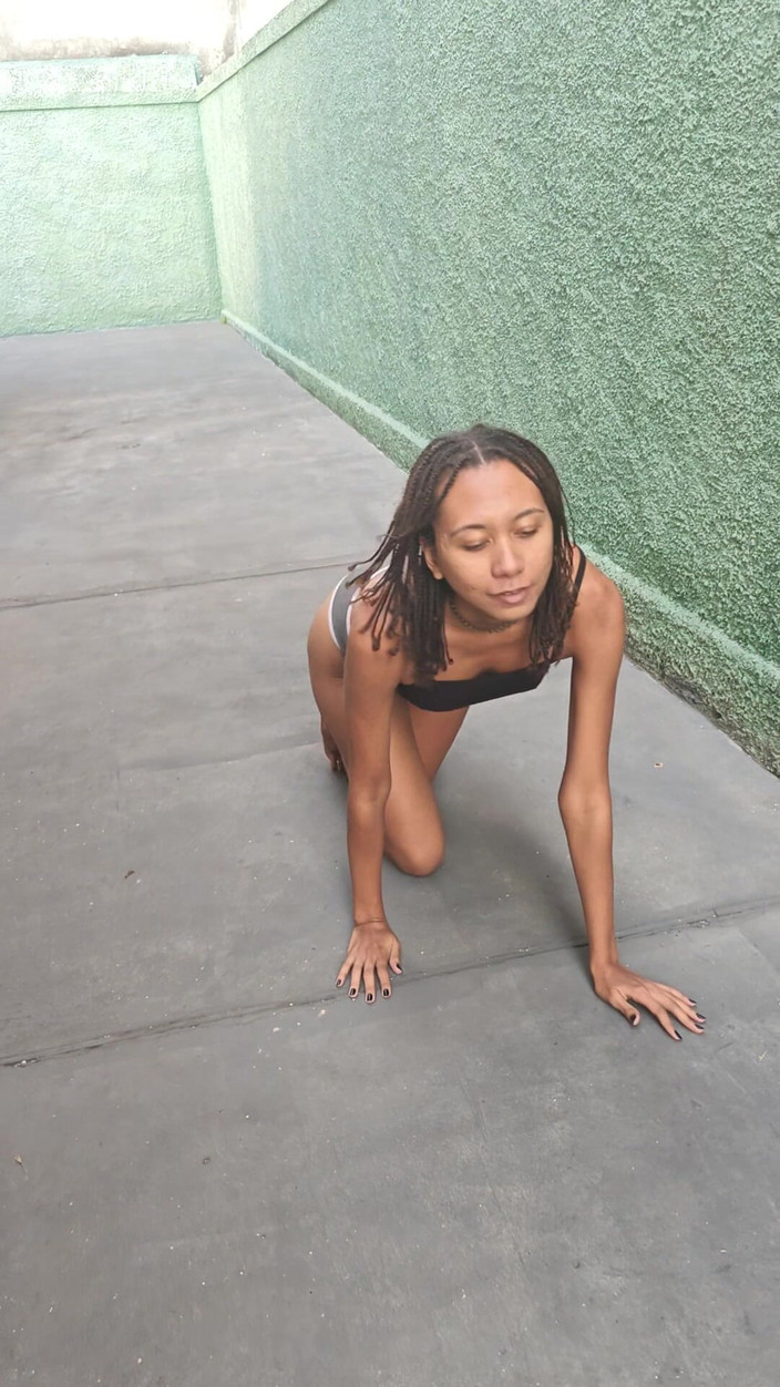 Lily Slav: Meisje plassend in haar slipje