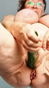 그녀의 보지에 다양한 물건을 넣는 할머니. 모음집