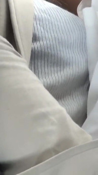 拥挤的公交车冲动。黑色丝袜女士感觉紧贴，曲线吸引眼睛，她引导它靠近 - 第2部分