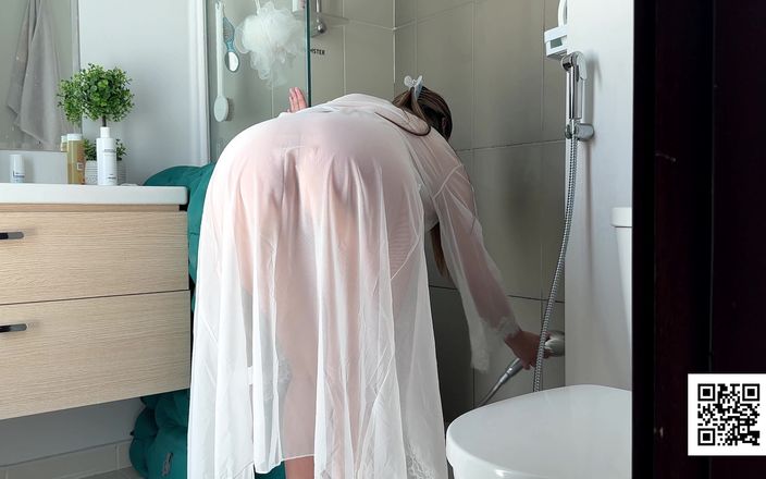 Alina Rai: La matrigna pulisce il bagno nel Suo vestito trasparente. Lentamente