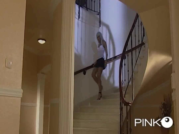 Pinko Club: 2本のチンポを受け入れるビッチ