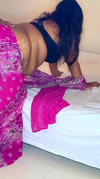 Indische hete vrouw affaire met meid als haar man naar kantoor gaat, neukt ze de meid op bed cowgirl