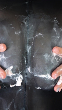 342 Le bodystocking en nylon épais est trempé de crème fouettée ! Tu prends une douche avec moi s’il te plaît !