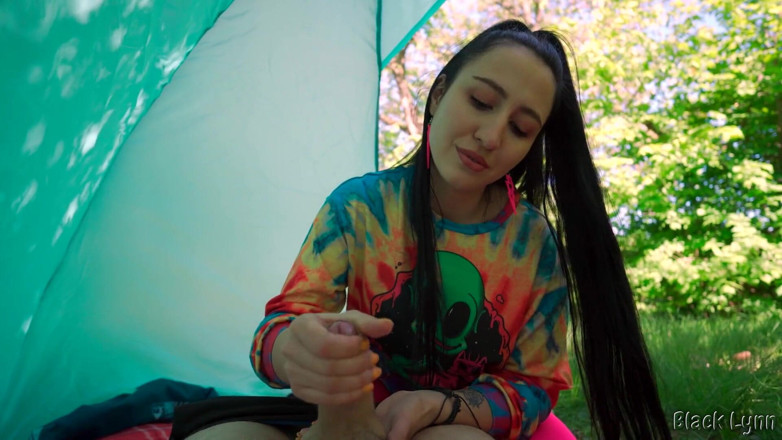 YSP Studio: Une brune hippie fait une branlette en plein air gratuitement