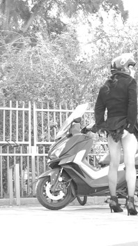 Během jízdy její sukně zvedne a odhalí svůj malý penis