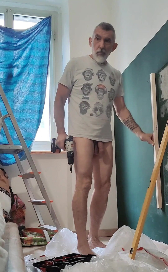 itapapixxl: Asılı olgun üvey baba evde bakım yaparken okşuyor