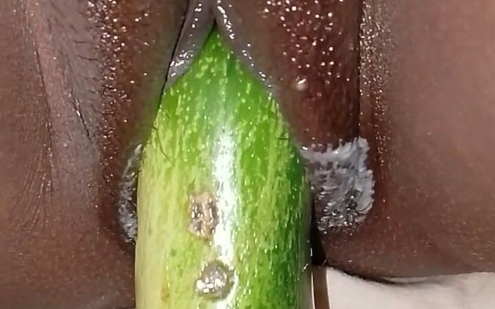 Indian desi hot poja: 이웃의 질에 삽입 된 오이, 질은 매우 쪼이는