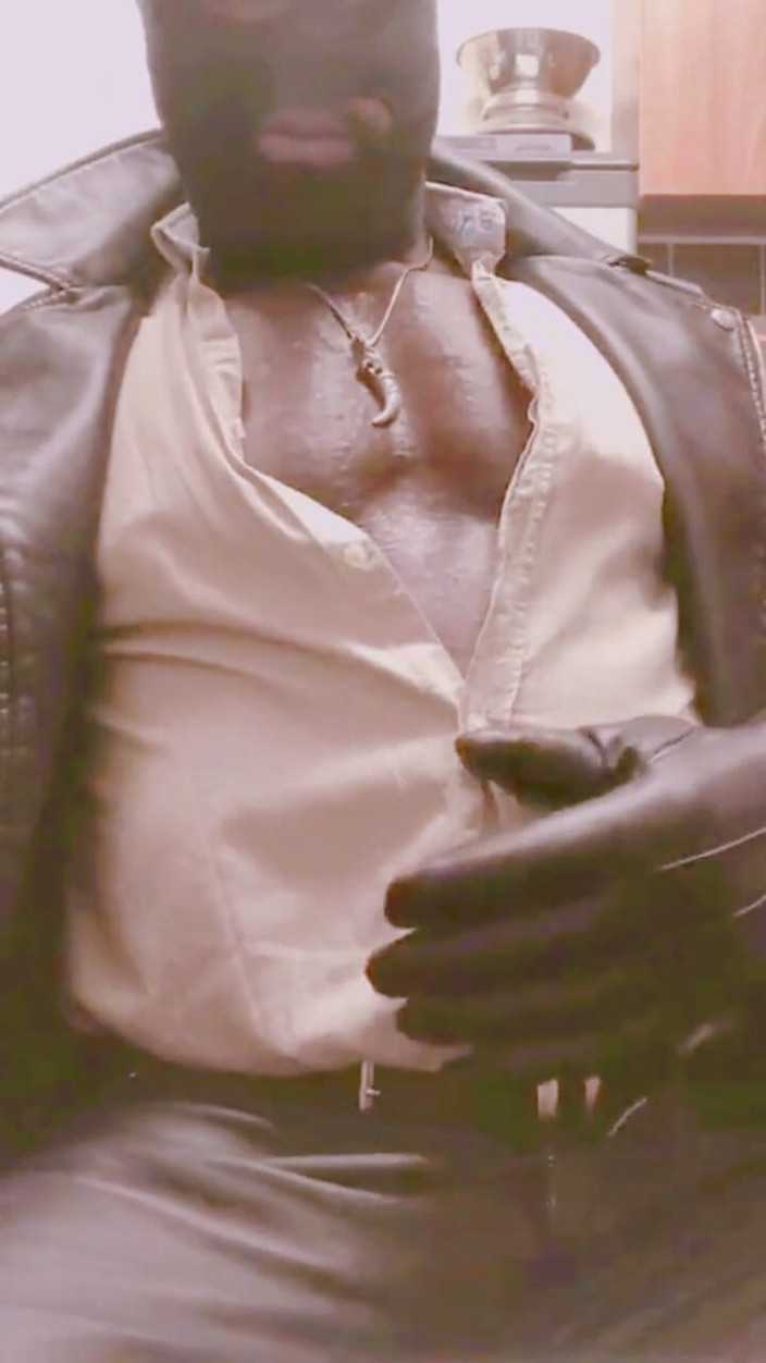 Black Muscle Stepdad: Couro mascarado, mamilo vestido, brinca com fumaça inchada na barriga