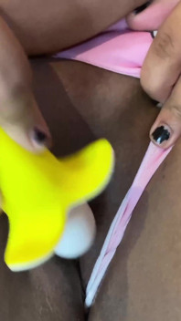 Bambola troia brasiliana in bikini con tette enormi