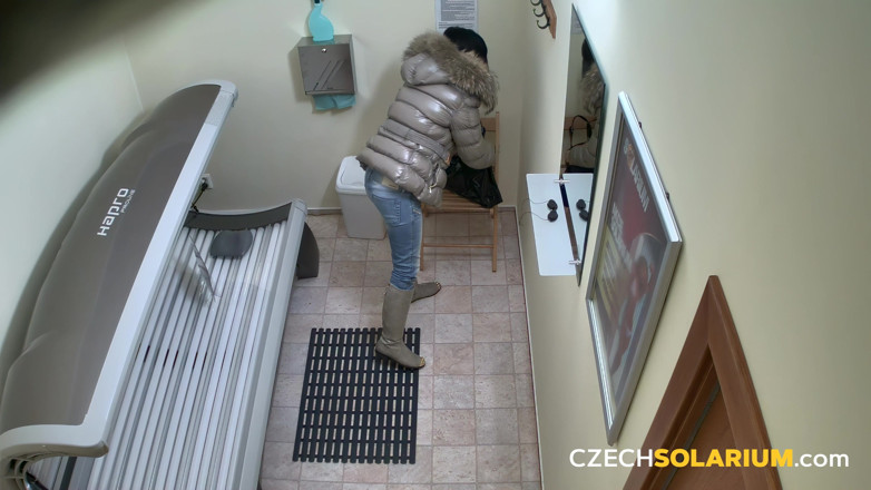 Czech Solarium: Ceco solarium 8: il culo della mora ruba i riflettori