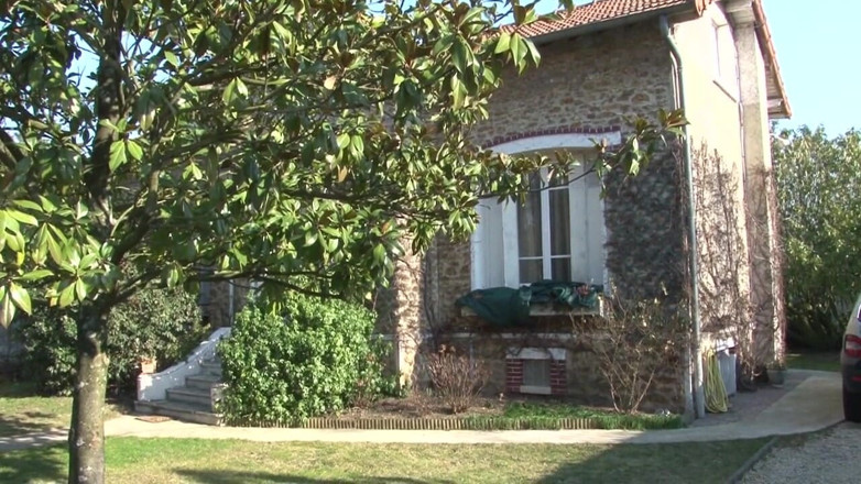 Nude in France: Un pervers excitat se masturbează cu o femeie mai în vârstă...