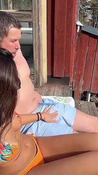 Chúng tôi quyết định ăn mừng mùa xuân bằng cách làm tình bên ngoài nhưng chúng tôi đã bị gián đoạn