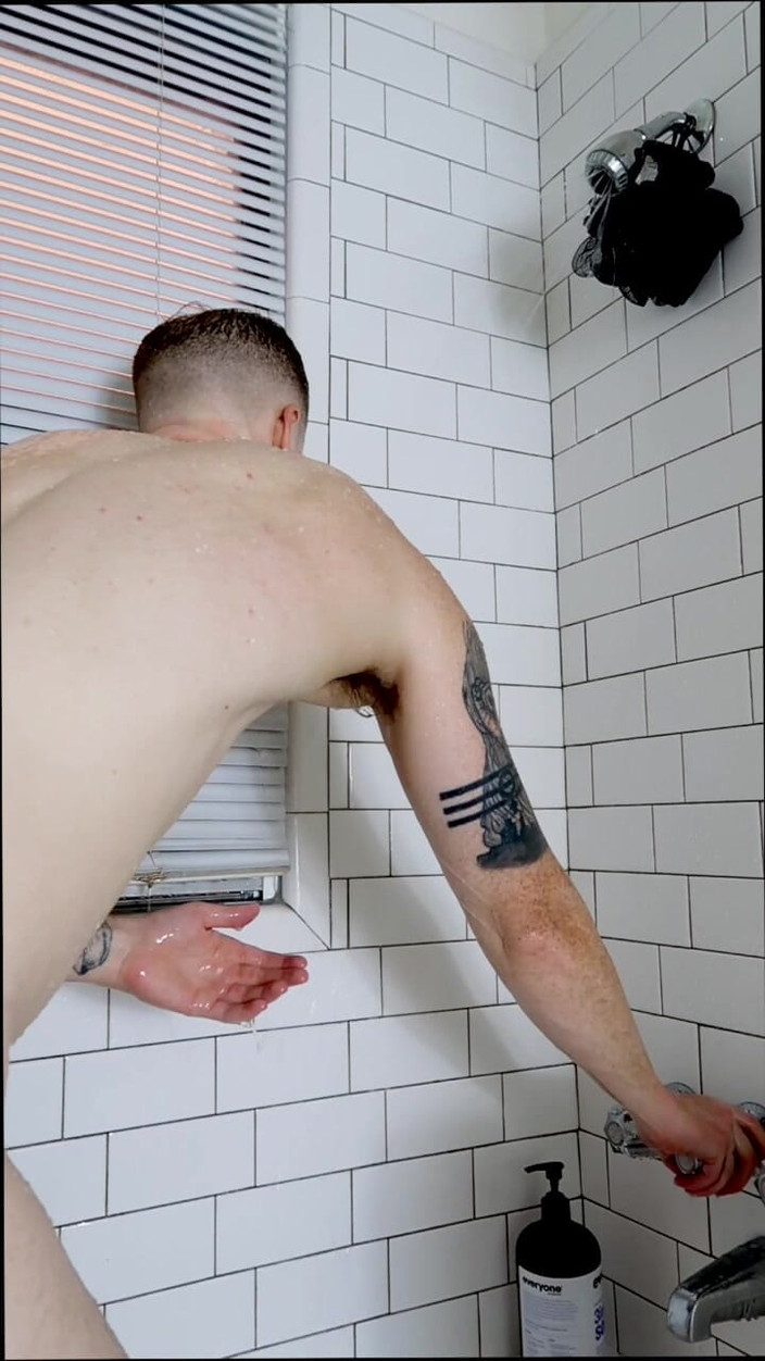 Stevie Trixx: Musculoasă Ftm Suds sus și se masturbează la duș