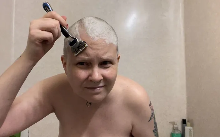 Hot potato girl: Shaving my head bald
