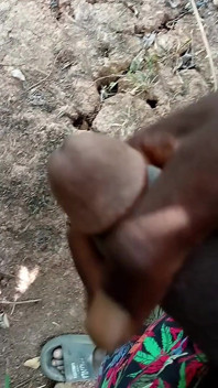Afrikanischer Junge Masturbiert Im Busch