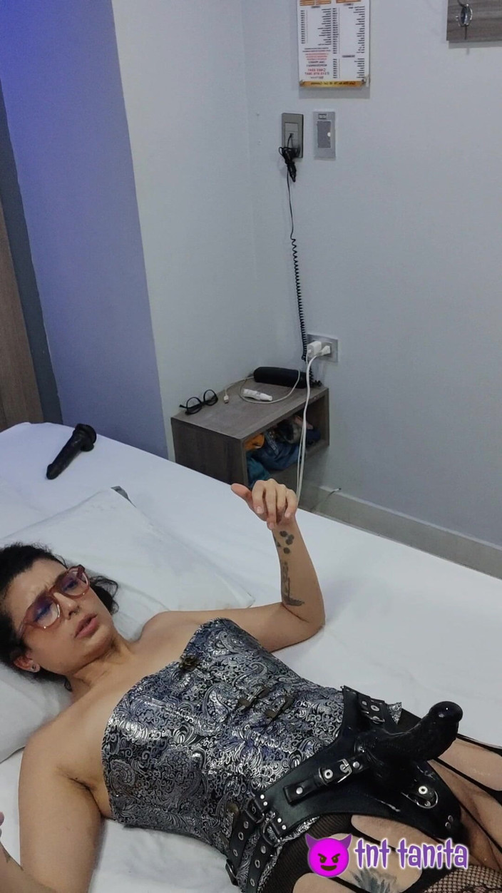 tnt_tanita: 남편 시시 페깅 전체 영상, 긴 딜도로 연주하는 모습