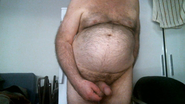 Coach Karl dude lodge: L’entraîneur Karl Belly se caresse les tétons