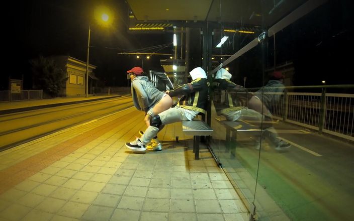 DedeDeville: Sexo realmente arriscado em um ponto de ônibus com uma jovem...