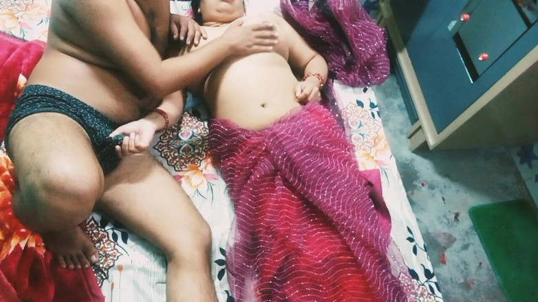 Manjushukla: Piękny indyjski Bhabhi w czerwonym kolorze Sari.