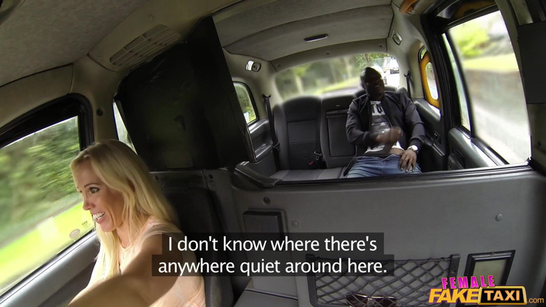 Female Fake Taxi: Female fake taxi - eine freche fahrerin bekommt ihre jeans für...