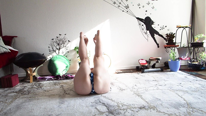 Aurora Willows: Culo grosso in bikini yoga