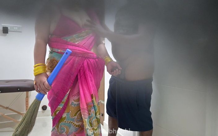 savithabhabhi: Mucama india fue manoseada mientras limpia la habitación del hotel