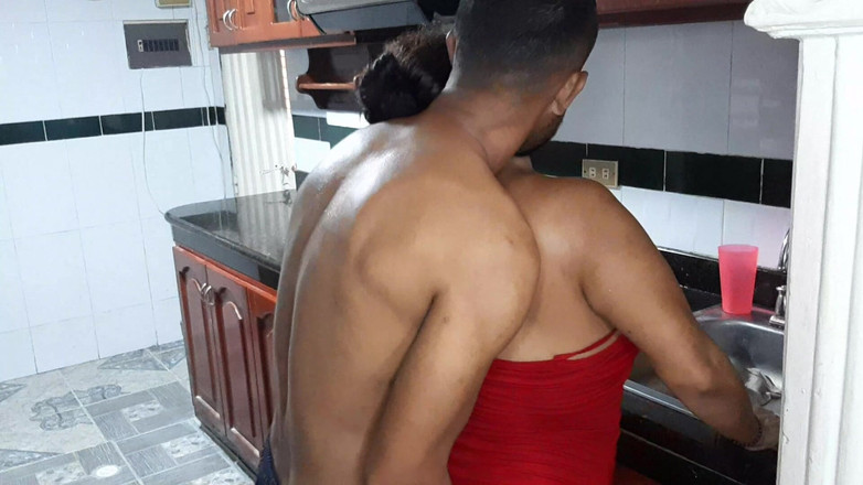 Javi: 새엄마의 미시 보지를 핥는 걸 좋아해