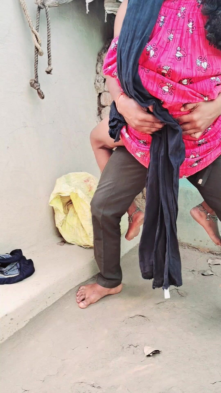 Trilokinath: 야외에서 섹스하는 마을 여친과 남친