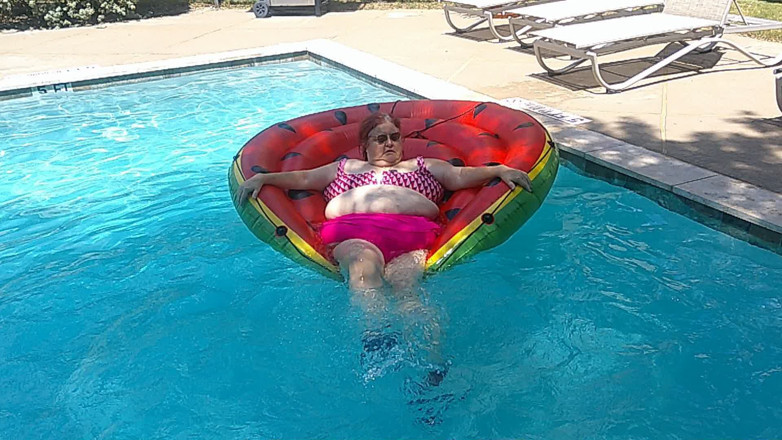 BBW nurse Vicki adventures with friends: Curto vídeo da enfermeira gordinha Vicki boiando em sua enorme...