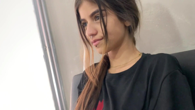 TUflacasex123: Mi hermanastra no puede verme sin camisa' porque sus deseos...