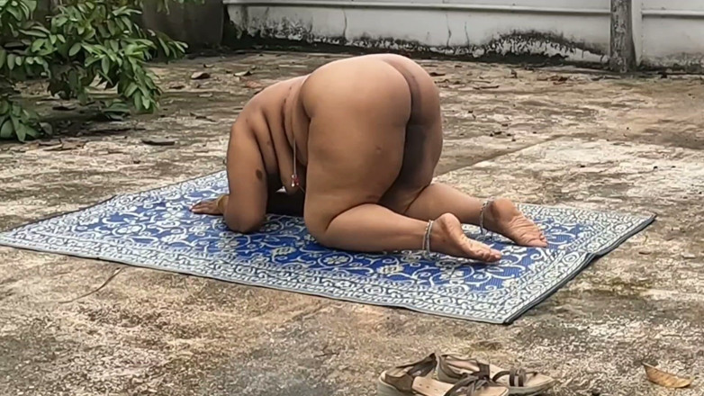 Anne Ipe: Naughty Nudist From India Relaxing Outdoor Naked, Eating Fresh Fruit...