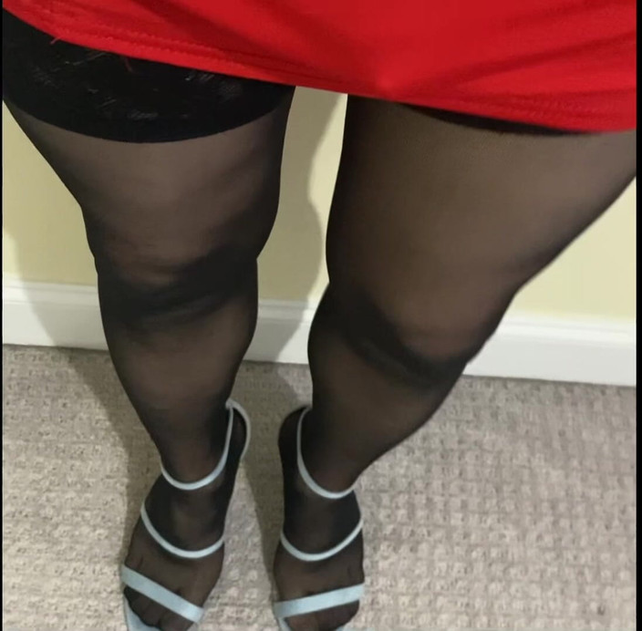 MadisonCD2025: Il travestito si ostenta camminando in gonne e vestiti corti,...